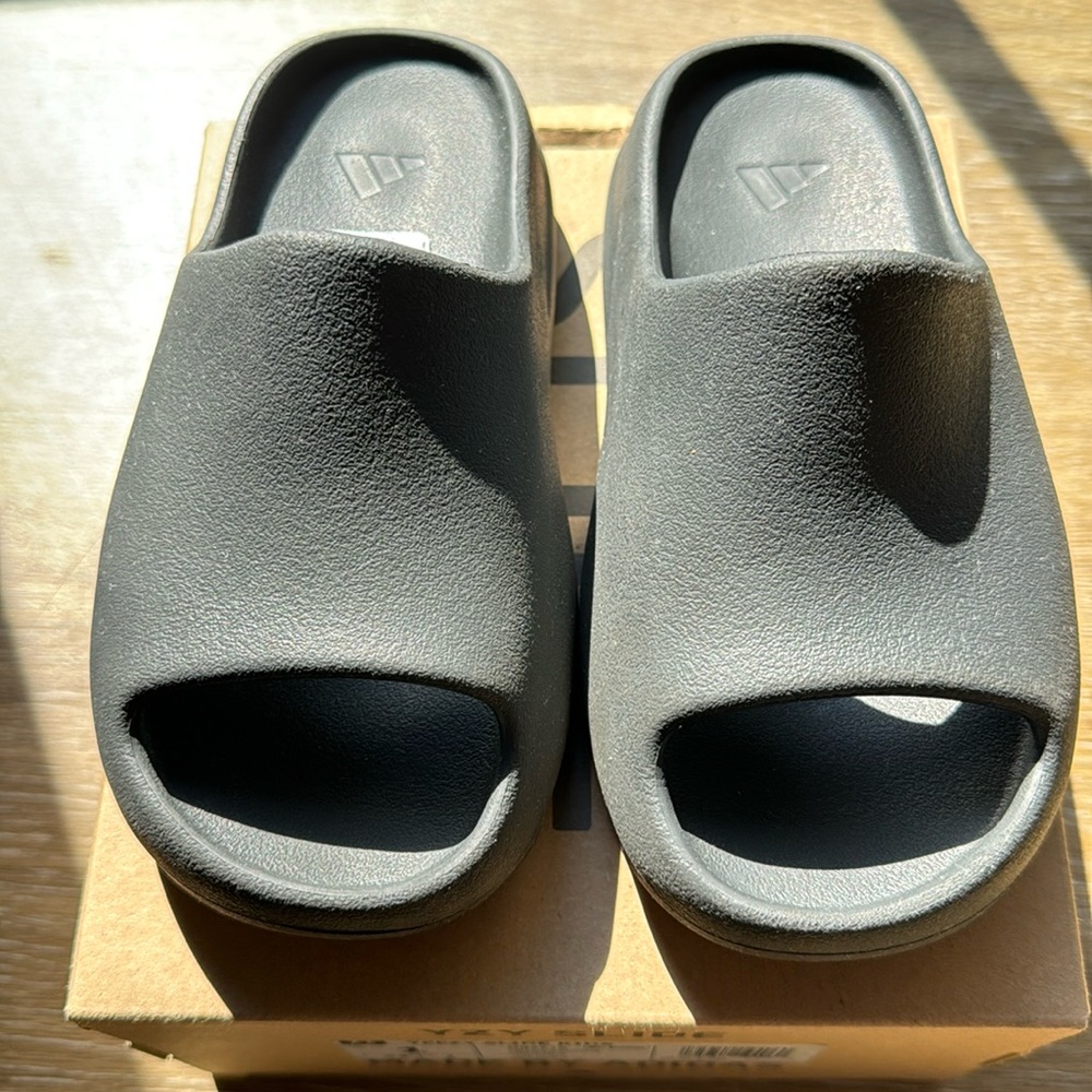YEEZY SLIDE KIDS ONYX SIZE 1 US